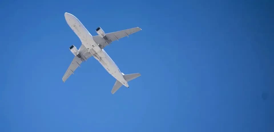 Avion en vol sous un ciel bleu clair