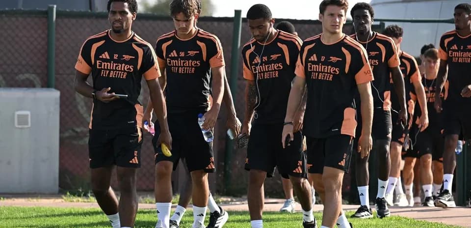 Joueurs d'Arsenal marchant sur le terrain d'entraînement