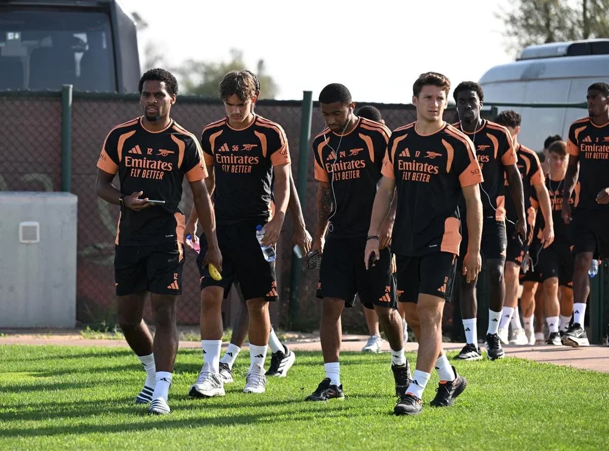 Joueurs d'Arsenal marchant sur le terrain d'entraînement