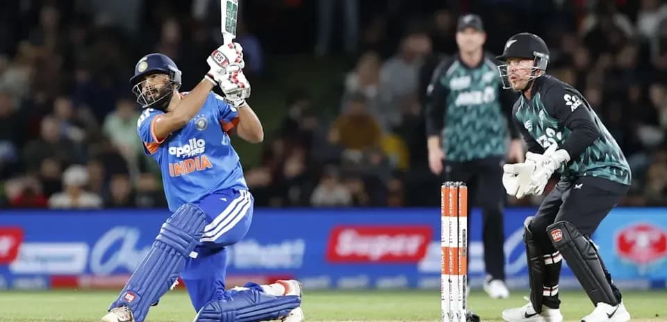 Batteur indien frappant la balle lors d'un match