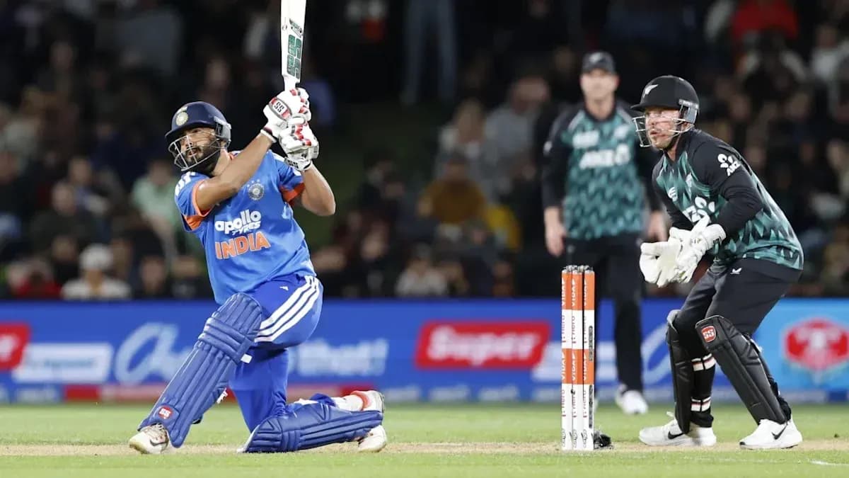 Batteur indien frappant la balle lors d'un match