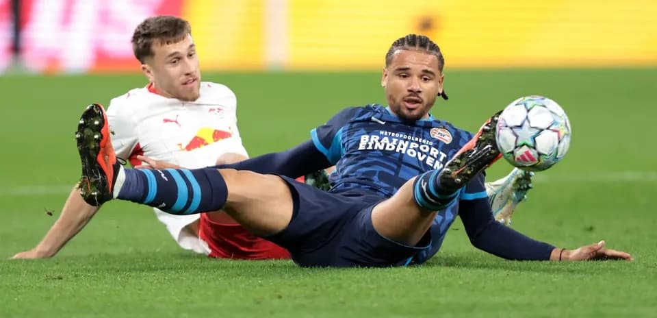 Deux joueurs en duel pendant le match