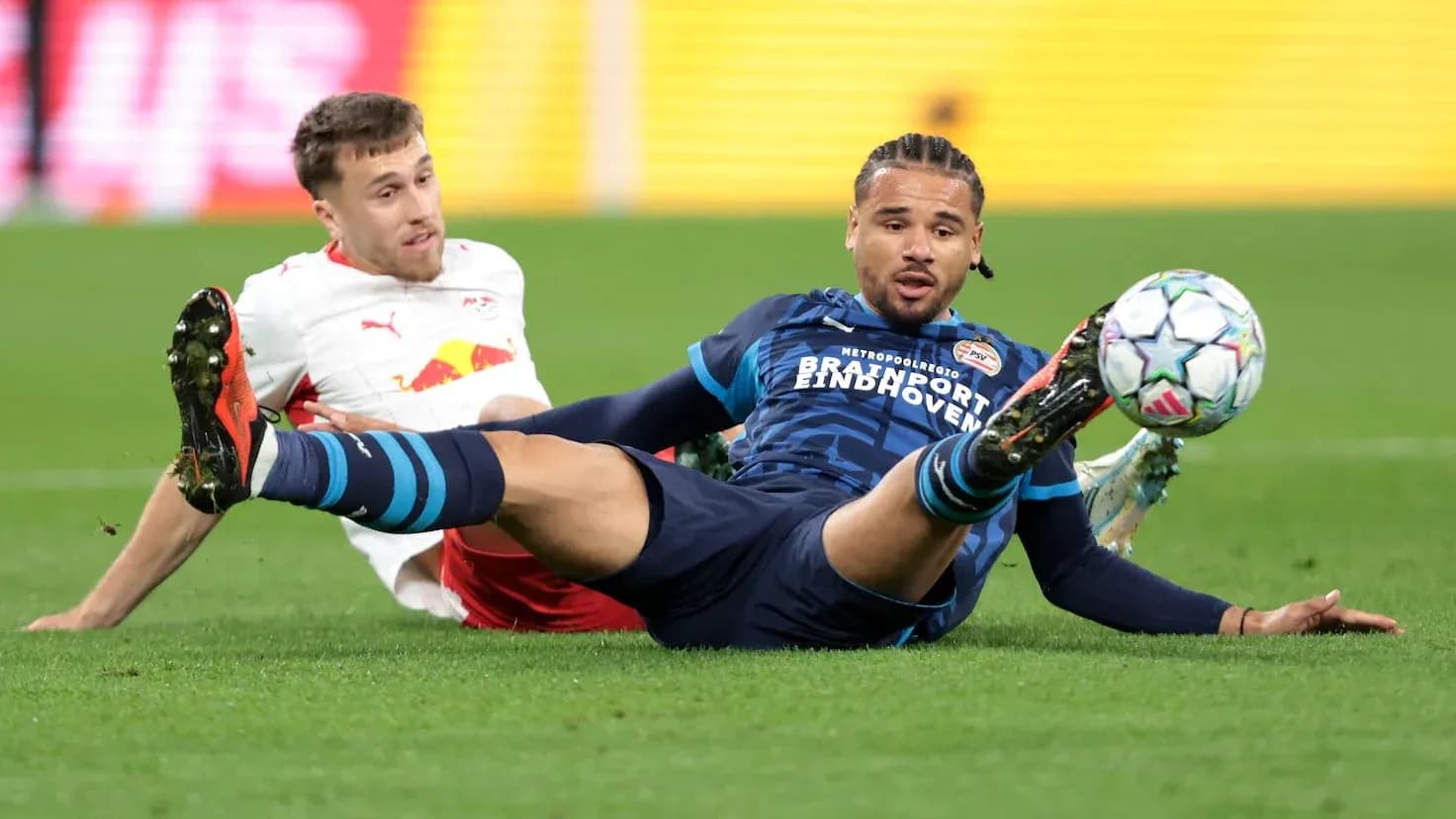 Deux joueurs en duel pendant le match