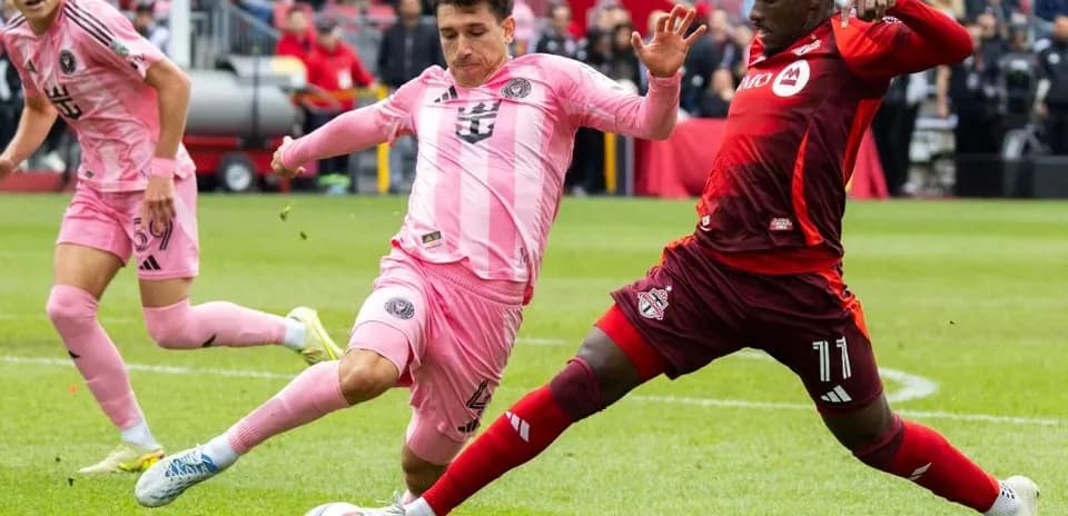 Deux joueurs s'affrontent lors du match