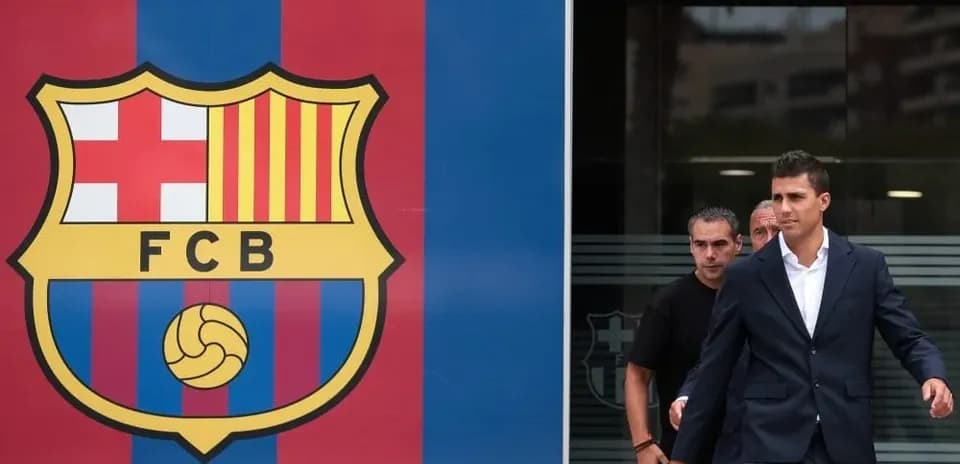 Joueur sortant du bâtiment avec logo du FC Barcelone