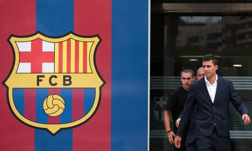 Joueur sortant du bâtiment avec logo du FC Barcelone