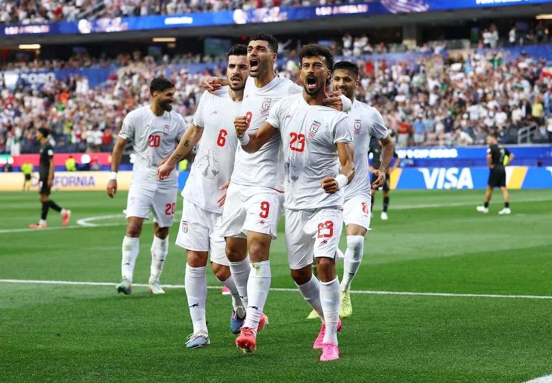 Joueurs iraniens célébrant un but au match