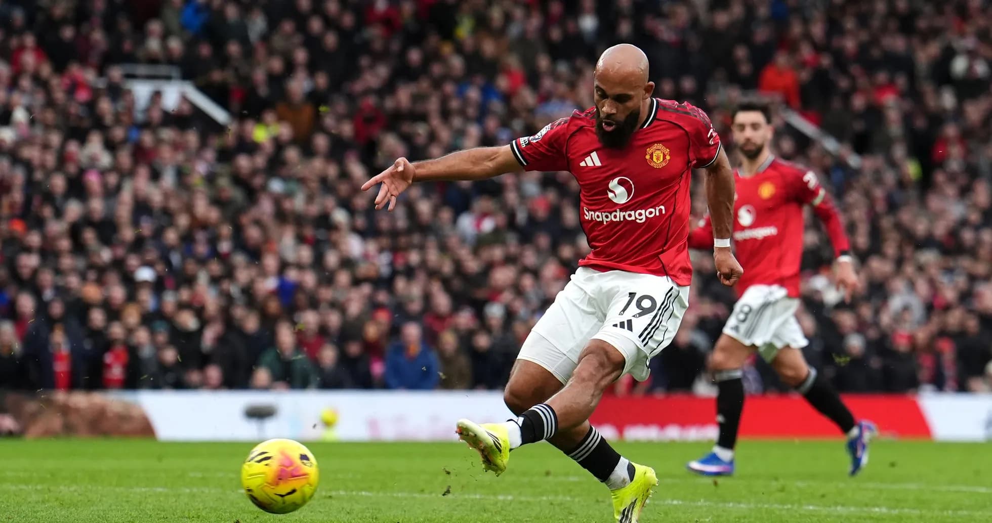 Un joueur de Manchester United tirant au but