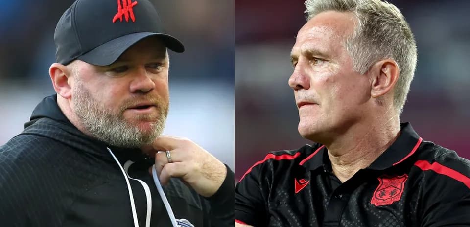 Deux entraîneurs discutant avant le match