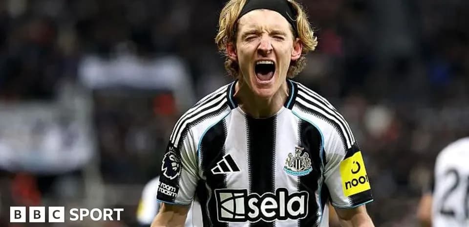 Joueur de Newcastle célébrant un but devant les supporters