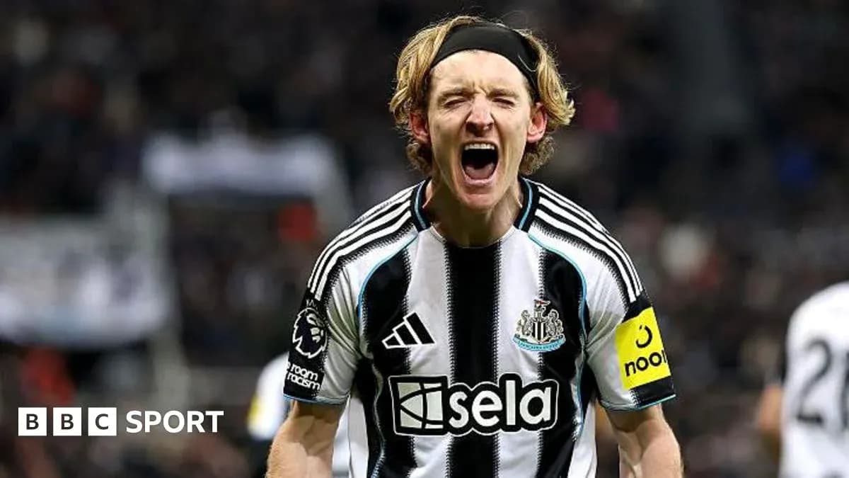Joueur de Newcastle célébrant un but devant les supporters