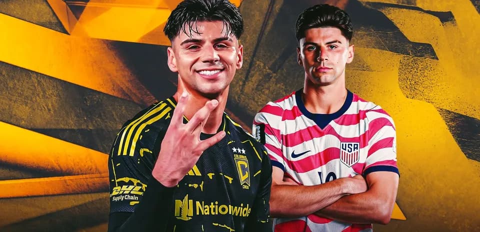 Deux joueurs de football posant avec des maillots