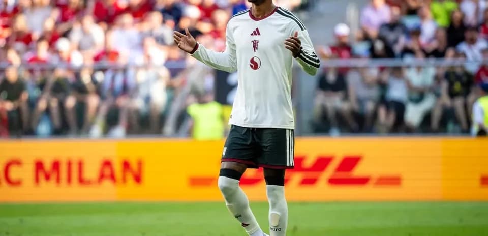 Joueur levant les bras sur le terrain de football