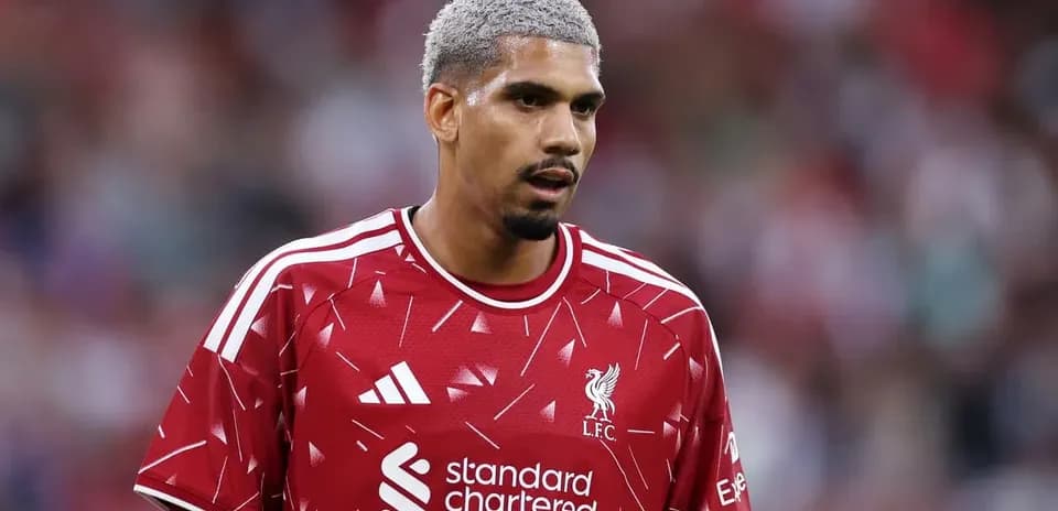 Joueur de Liverpool en maillot rouge sur le terrain