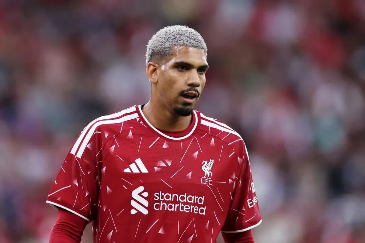 Joueur de Liverpool en maillot rouge sur le terrain