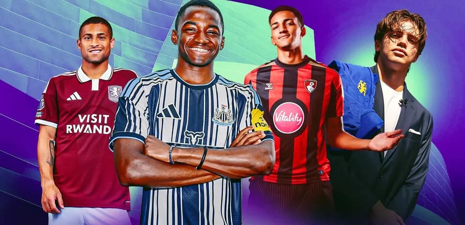 Quatre joueurs de football en maillots d'équipe