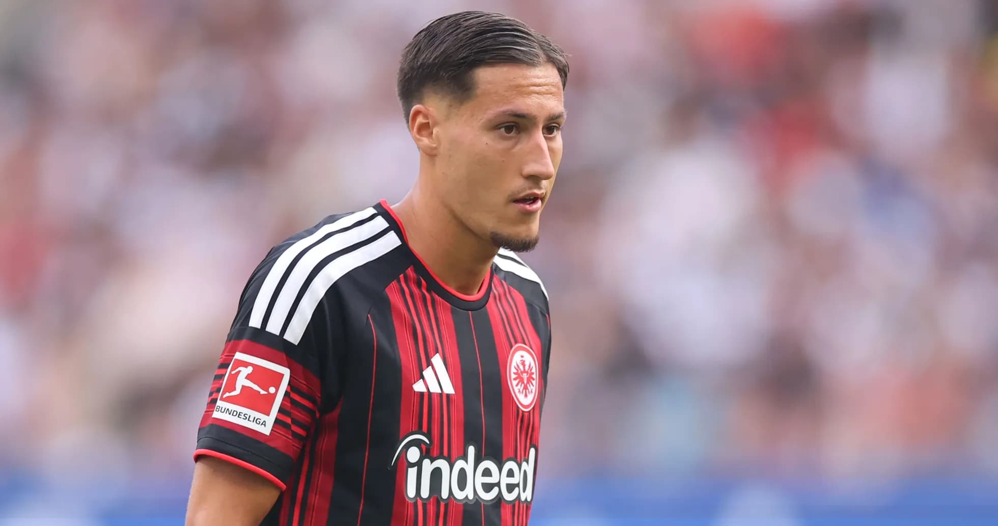 Joueur d'Eintracht Francfort en action sur le terrain