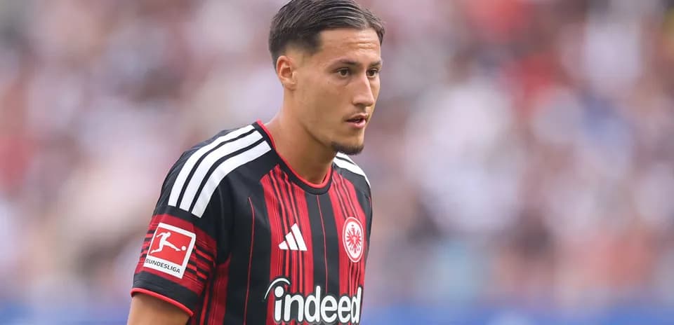 Joueur d'Eintracht Francfort en action sur le terrain