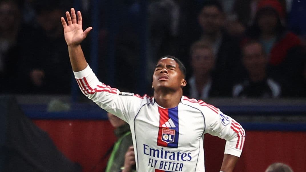 Joueur de Lyon levant la main sur le terrain