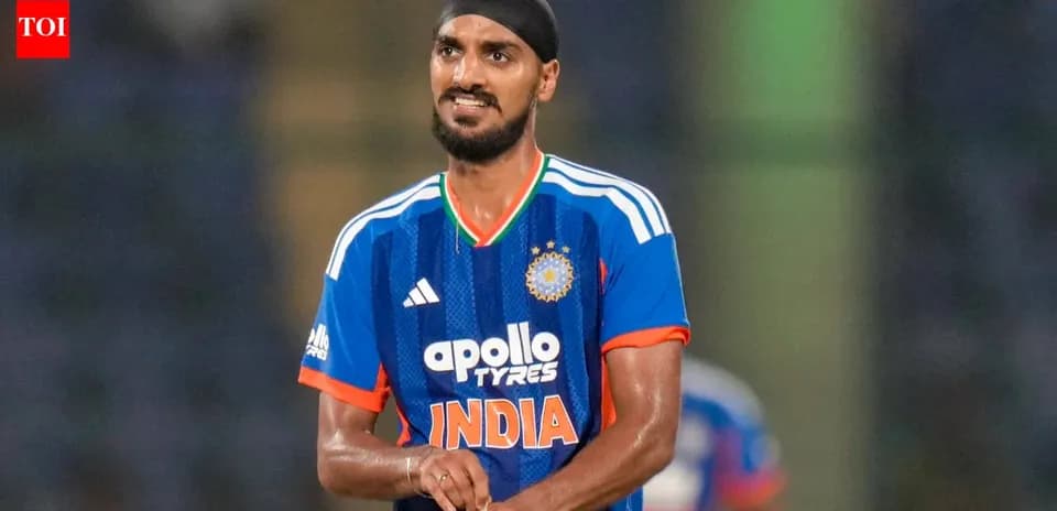 Joueur de cricket en uniforme indien sur le terrain