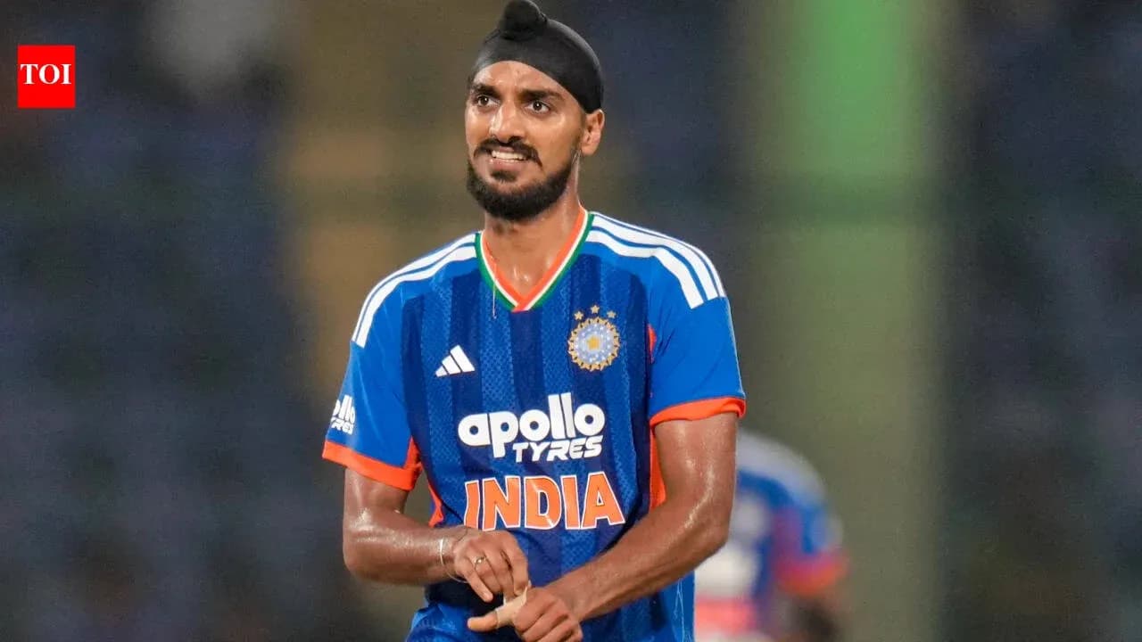 Joueur de cricket en uniforme indien sur le terrain
