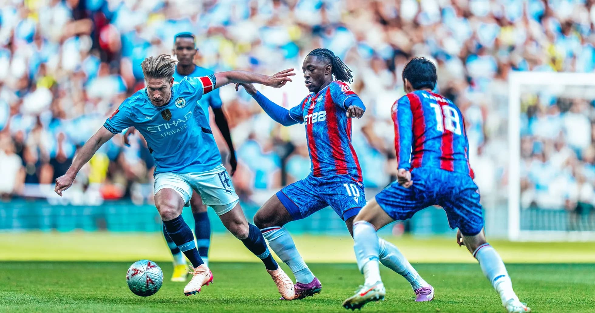 Deux joueurs de Manchester City en action