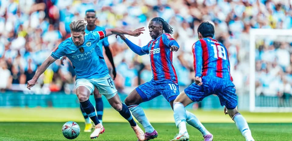 Deux joueurs de Manchester City en action