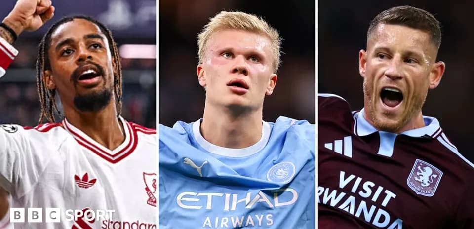 Trois joueurs célébrant lors d'un match de football