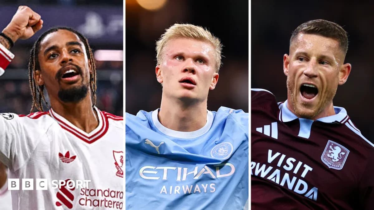 Trois joueurs célébrant lors d'un match de football