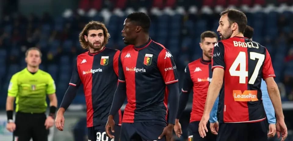 Joueurs du Genoa en discussion sur le terrain
