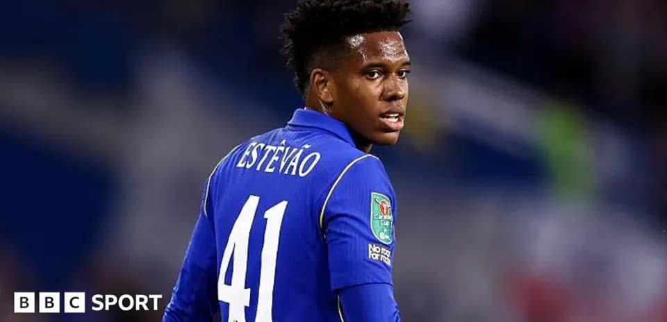 Joueur portant le maillot numéro 41 d'Estevão