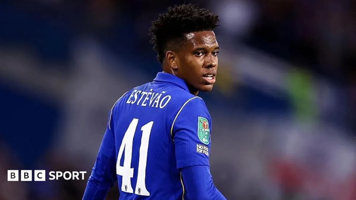 Joueur portant le maillot numéro 41 d'Estevão