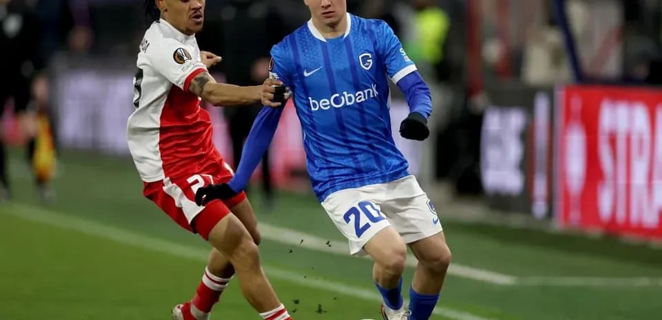 Deux joueurs se disputant le ballon sur le terrain