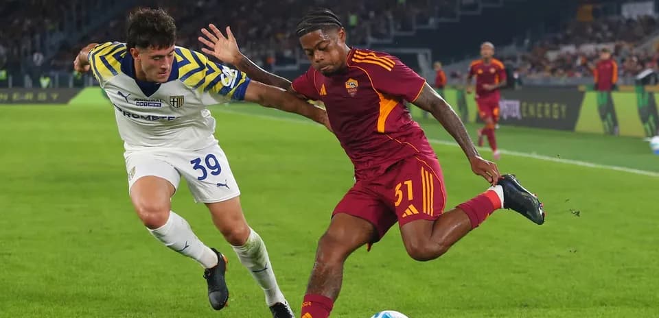 Un joueur de l'AS Roma dribblant un adversaire de Parme