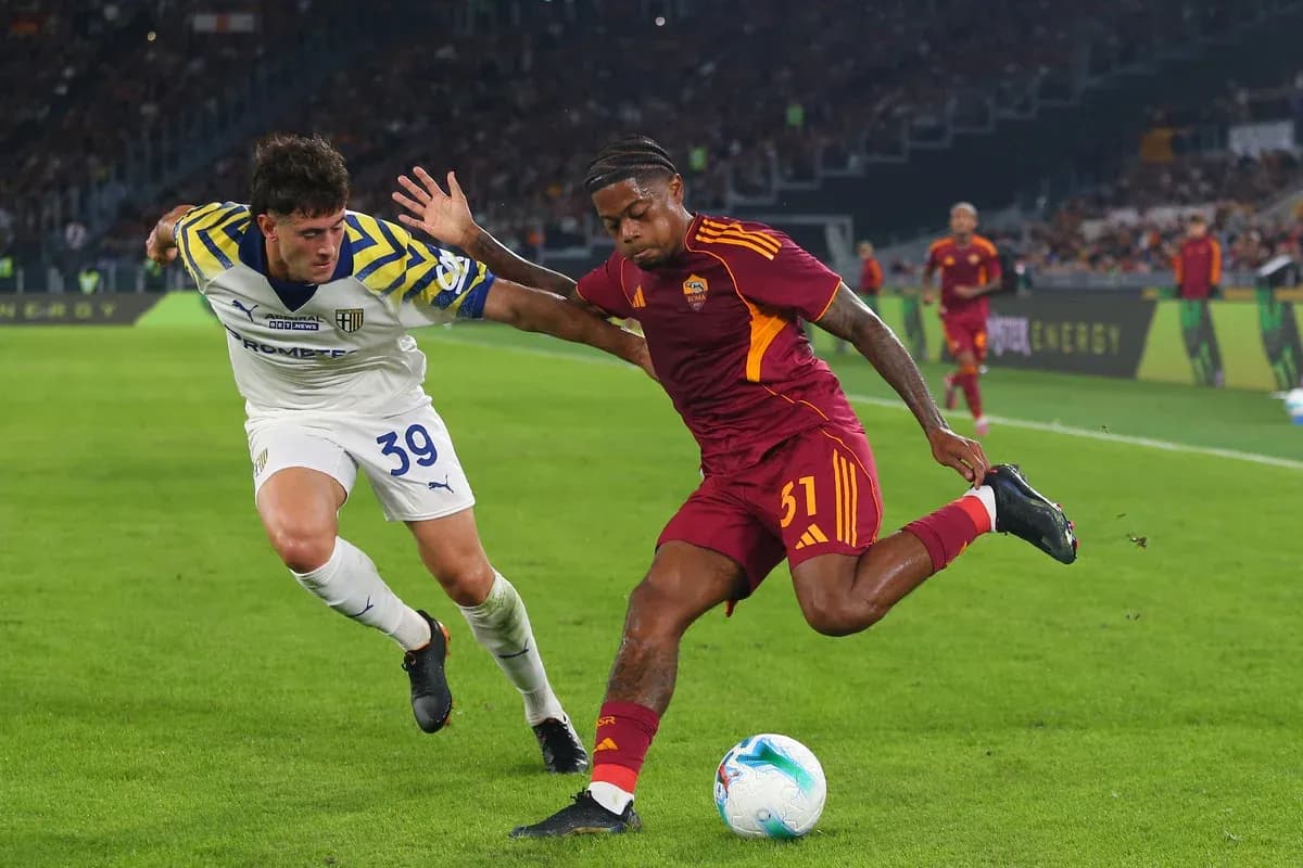 Un joueur de l'AS Roma dribblant un adversaire de Parme
