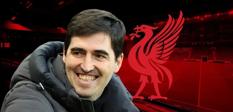 Entraîneur souriant devant le logo de Liverpool