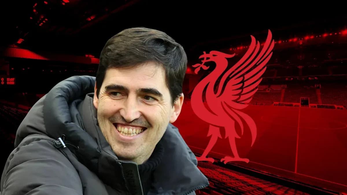 Entraîneur souriant devant le logo de Liverpool