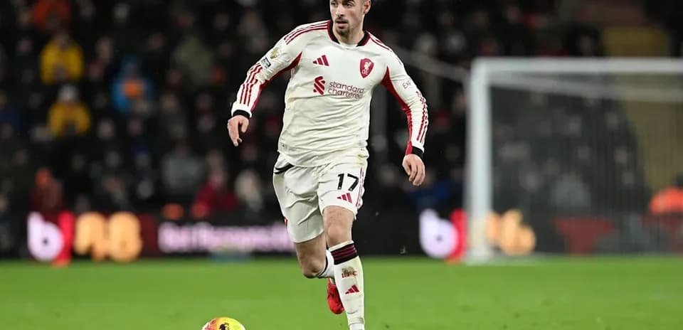 Joueur dribblant le ballon sur le terrain