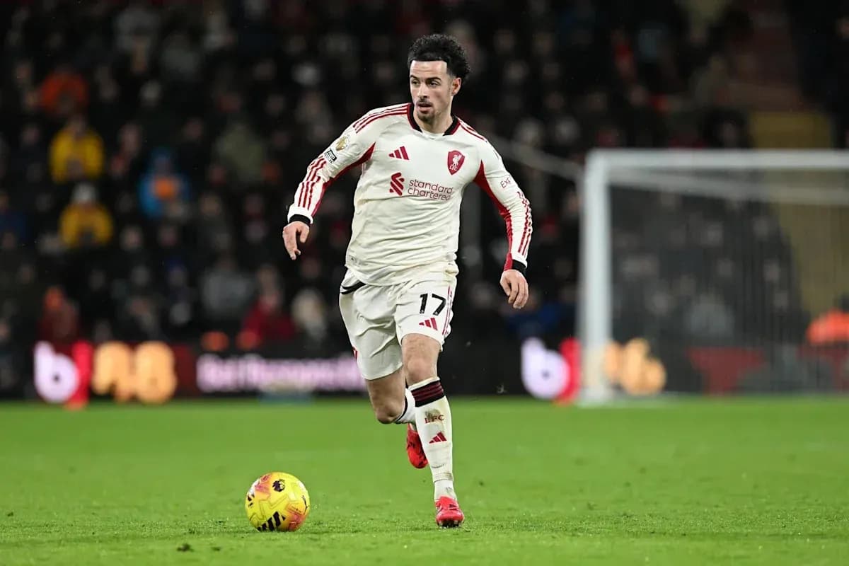 Joueur dribblant le ballon sur le terrain