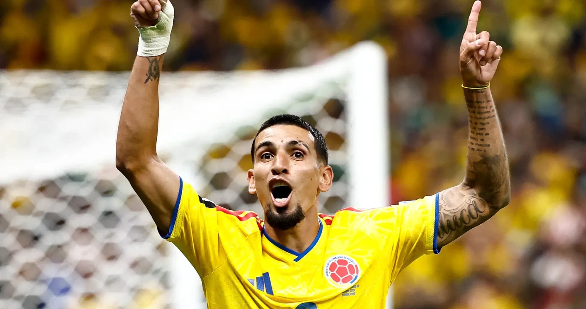 Joueur colombien célébrant un but lors du match