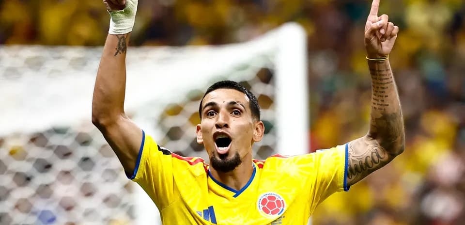 Joueur colombien célébrant un but lors du match