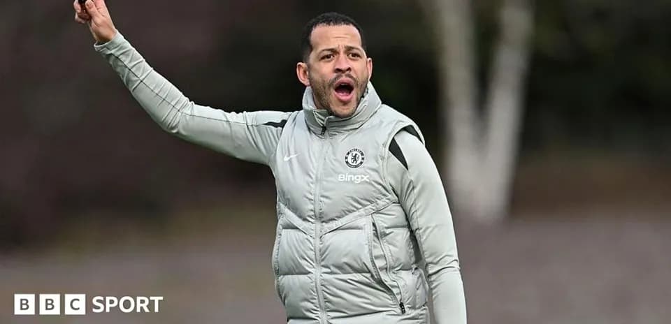 Entraîneur de Chelsea donnant des instructions lors d'un entraînement
