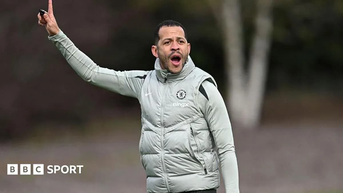 Entraîneur de Chelsea donnant des instructions lors d'un entraînement