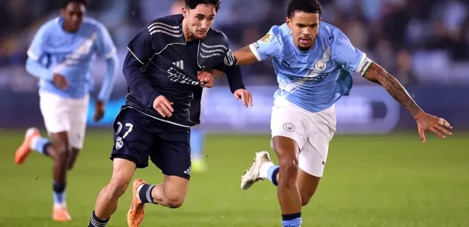Joueur de Real Madrid poursuivi par joueur de Manchester City