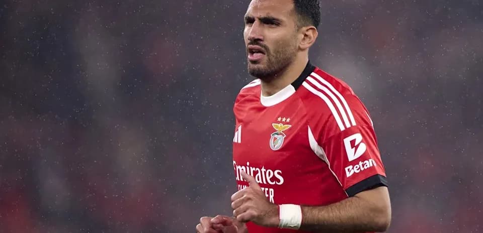 Joueur de Benfica en action sous la pluie