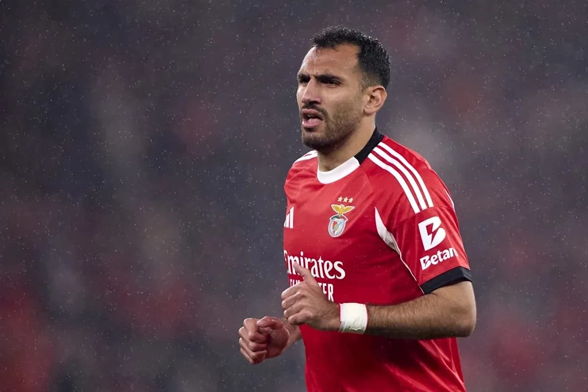 Joueur de Benfica en action sous la pluie