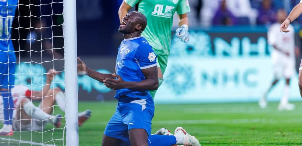 Joueur en bleu à genoux près du but