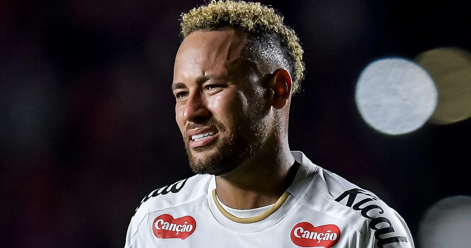 Joueur de football en maillot blanc sur le terrain
