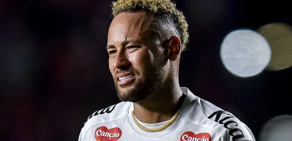 Joueur de football en maillot blanc sur le terrain
