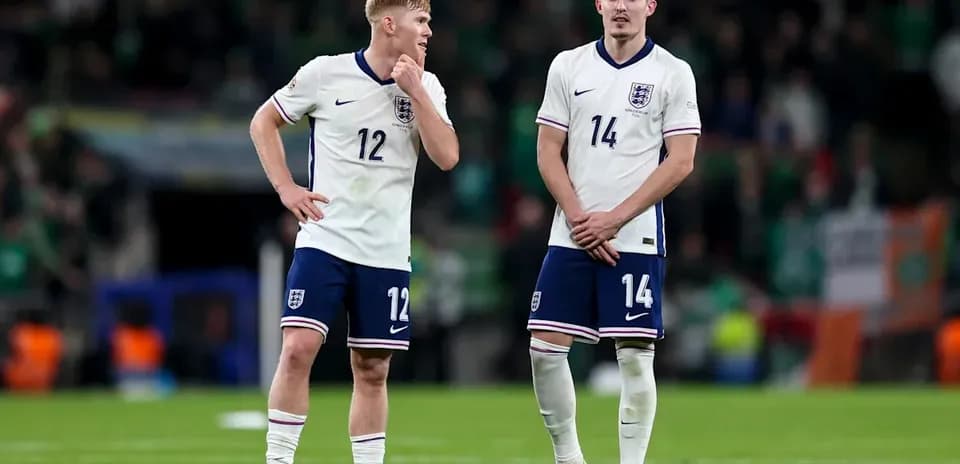 Joueurs anglais discutant sur le terrain après le match